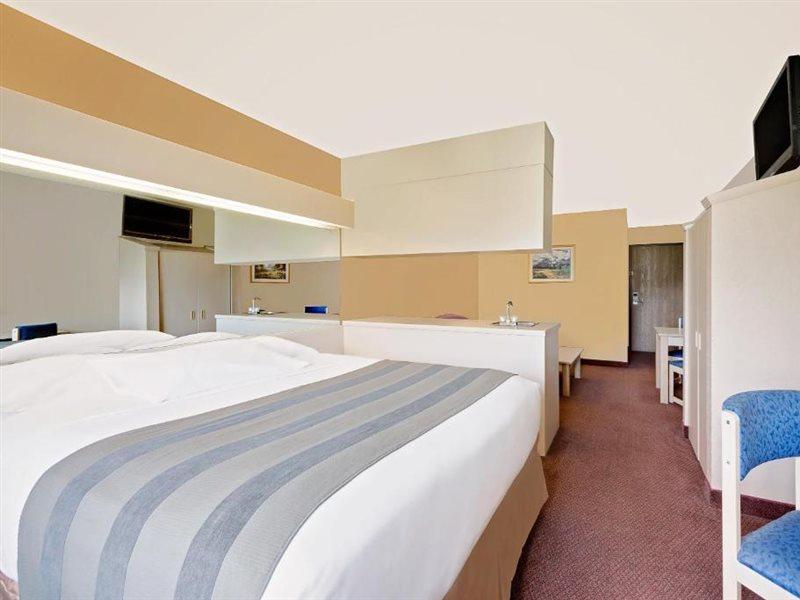 Microtel Inn & Suites By Wyndham Joplin Bagian luar foto